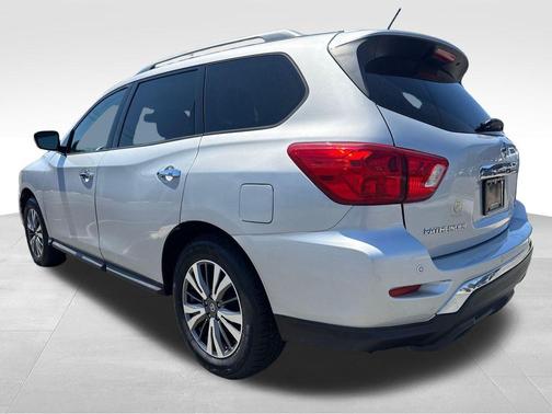 Brilliant Silver Metallic 2017 Nissan Pathfinder SV