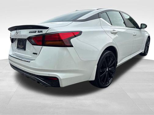 White 2022 Nissan Altima 2.5 SR