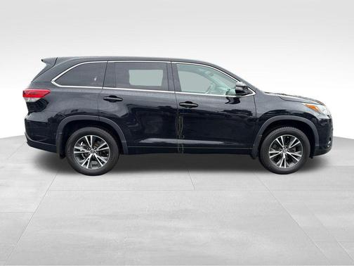 Midnight Black Metallic 2017 Toyota Highlander LE