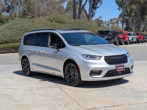 Silver Mist Clearcoat 2026 Chrysler Pacifica Limited