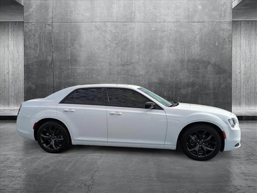 2023 Chrysler 300 Touring