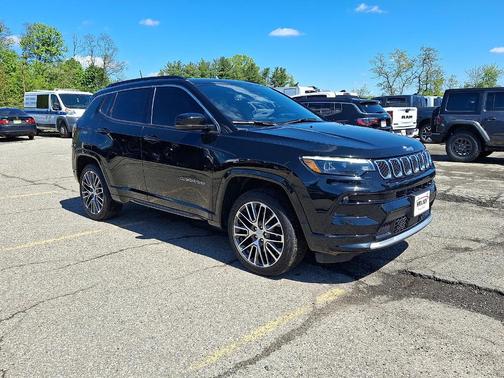 Diamond Black Crystal Pearlcoat 2023 Jeep Compass Limited