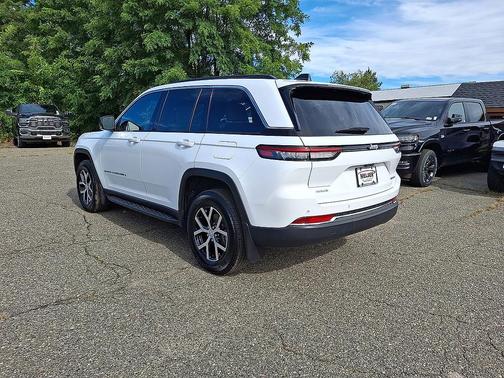 Bright White Clearcoat 2025 Jeep Grand Cherokee Limited