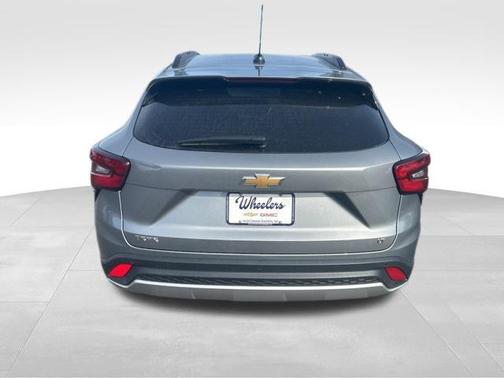 Sterling Gray Metallic 2026 Chevrolet Trax LT