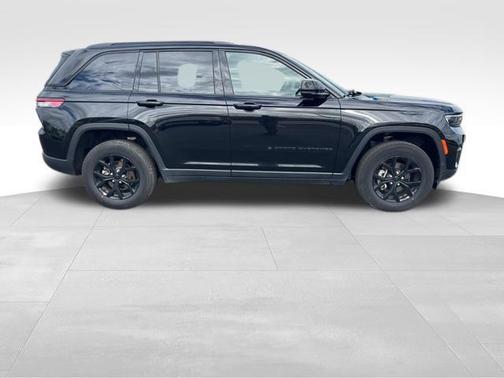 Diamond Black Crystal Pearlcoat 2025 Jeep Grand Cherokee Altitude
