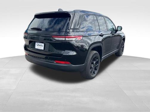 Diamond Black Crystal Pearlcoat 2025 Jeep Grand Cherokee Altitude