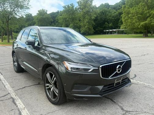 Gray 2018 Volvo XC60 T5 Momentum