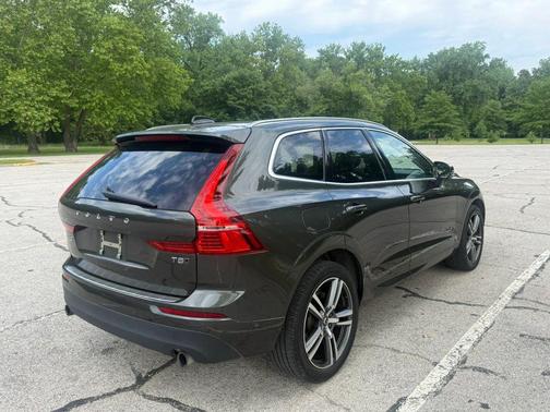Gray 2018 Volvo XC60 T5 Momentum