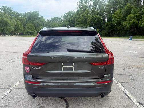 Gray 2018 Volvo XC60 T5 Momentum