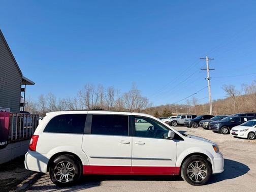 2016 Chrysler Town & Country Touring