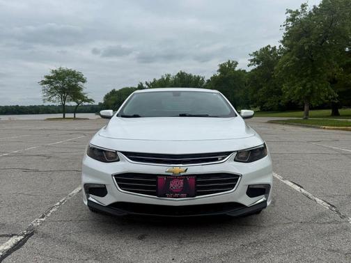 White 2018 Chevrolet Malibu LT