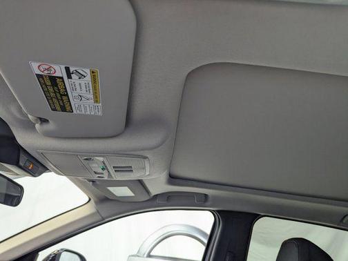 Aspen White Tricoat/Super Black 2026 Nissan Kicks SR