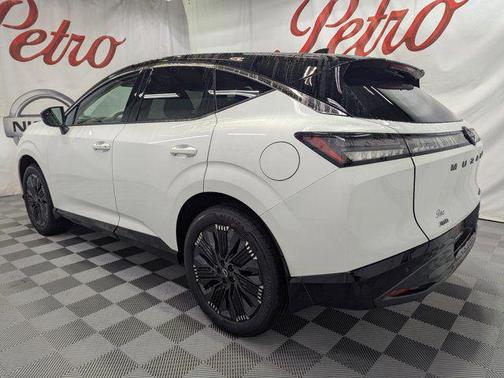 Everest White Pearl Tricoat/Super Black 2026 Nissan Murano Platinum