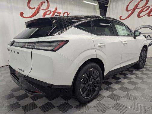 Everest White Pearl Tricoat/Super Black 2026 Nissan Murano Platinum