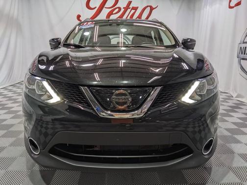 Photo 2 of 3 of 2019 Nissan Rogue Sport SL