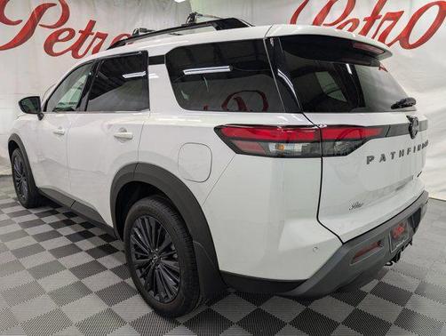 Everest White Pearl Tricoat 2026 Nissan Pathfinder SL