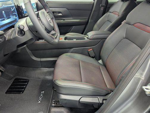 Gun Metallic/Scarlet Ember Tintcoat 2026 Nissan Kicks SR