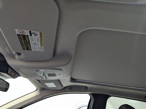 Gun Metallic/Scarlet Ember Tintcoat 2026 Nissan Kicks SR
