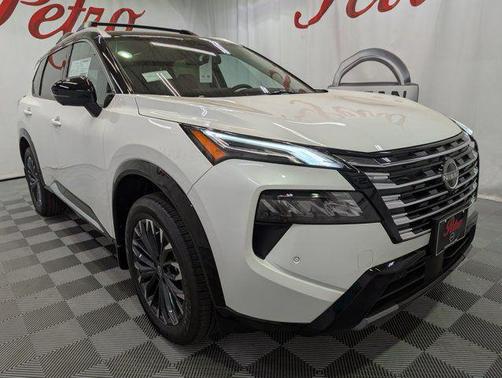Everest White Pearl/Super Black 2026 Nissan Rogue Platinum