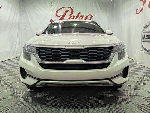 Snow White Pearl 2023 Kia Seltos LX
