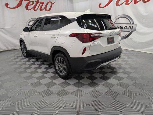 Snow White Pearl 2023 Kia Seltos LX
