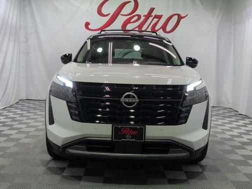 Everest White Pearl Tricoat/Super Black 2026 Nissan Pathfinder Platinum