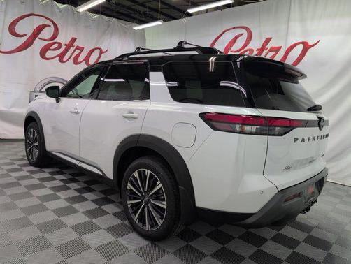 Everest White Pearl Tricoat/Super Black 2026 Nissan Pathfinder Platinum