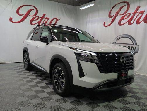 Everest White Pearl Tricoat/Super Black 2026 Nissan Pathfinder Platinum