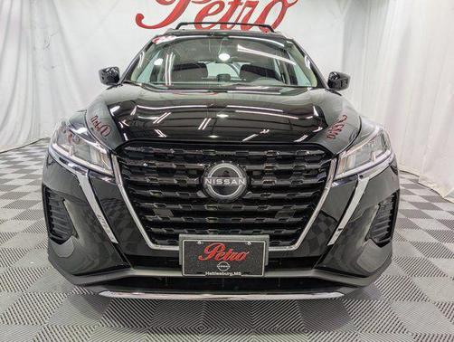 Super Black 2024 Nissan Kicks SV