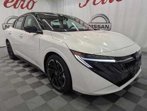 Aspen White Tricoat/Super Black 2026 Nissan Sentra SR