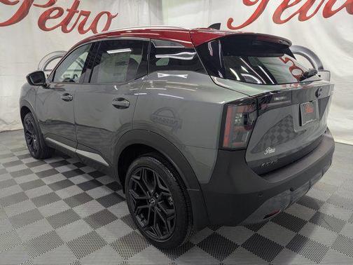Gun Metallic/Scarlet Ember Tintcoat 2026 Nissan Kicks SR