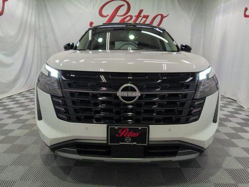 Everest White Pearl Tricoat/Super Black 2026 Nissan Pathfinder Platinum