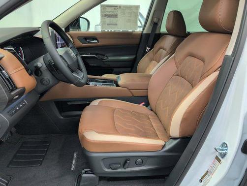 Everest White Pearl Tricoat/Super Black 2026 Nissan Pathfinder Platinum