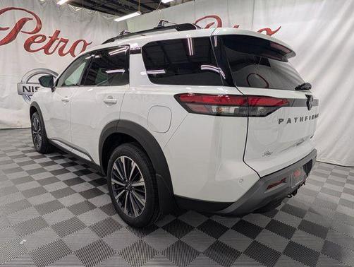 Everest White Pearl Tricoat 2026 Nissan Pathfinder Platinum