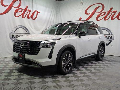 Everest White Pearl Tricoat/Super Black 2026 Nissan Pathfinder Platinum