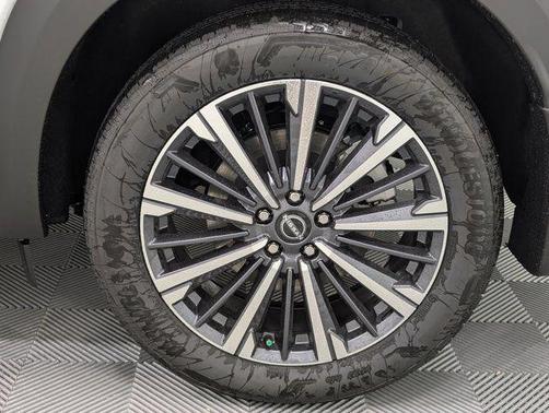 Everest White Pearl Tricoat/Super Black 2026 Nissan Pathfinder Platinum