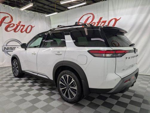 Everest White Pearl Tricoat/Super Black 2026 Nissan Pathfinder Platinum