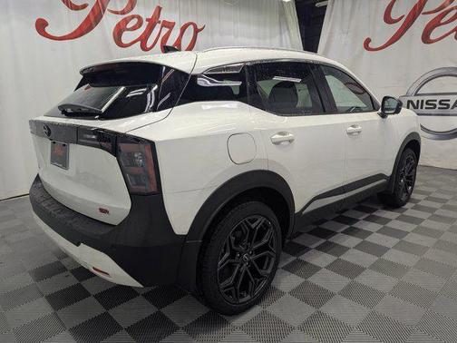 Aspen White Tricoat 2026 Nissan Kicks SR