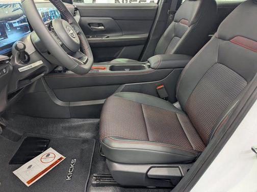 Aspen White Tricoat 2026 Nissan Kicks SR