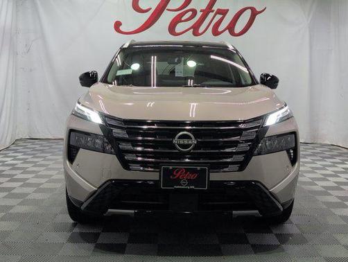 Champagne Silver Metallic/Super Black 2026 Nissan Rogue Platinum