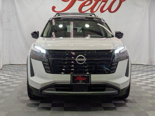 Everest White Pearl Tricoat/Super Black 2026 Nissan Pathfinder Platinum