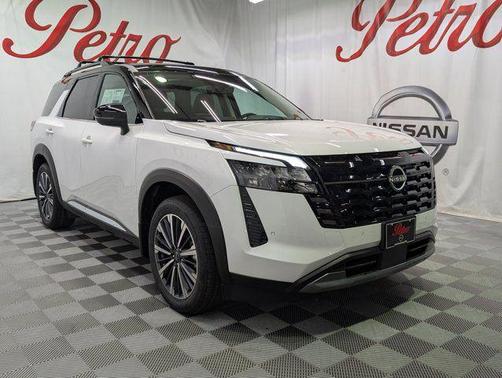 Everest White Pearl Tricoat/Super Black 2026 Nissan Pathfinder Platinum