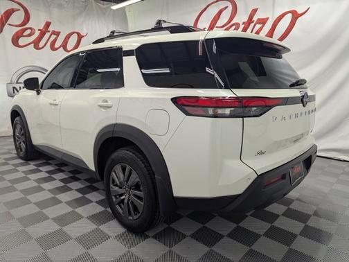 2022 Nissan Pathfinder SV