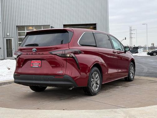 2024 Toyota Sienna LE