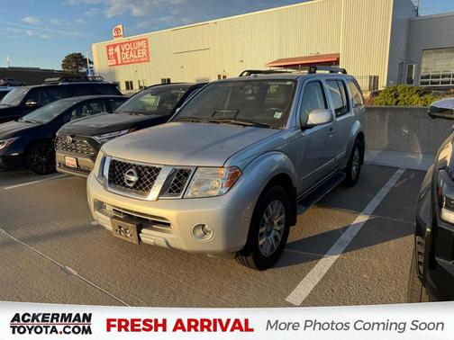 2011 Nissan Pathfinder LE