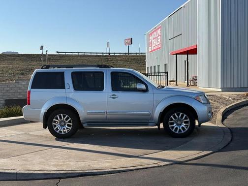 2011 Nissan Pathfinder LE