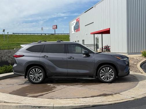 Magnetic Gray Metallic 2022 Toyota Highlander Platinum