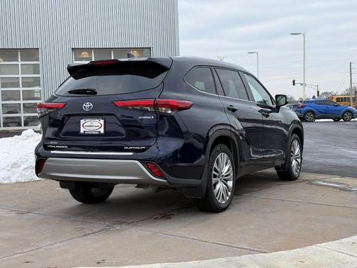 2022 Toyota Highlander Hybrid Platinum