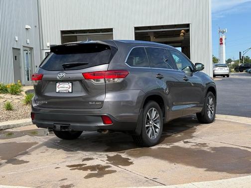 Predawn Gray Mica 2018 Toyota Highlander XLE