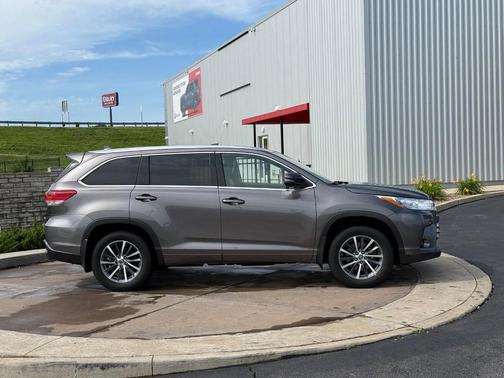 Predawn Gray Mica 2018 Toyota Highlander XLE